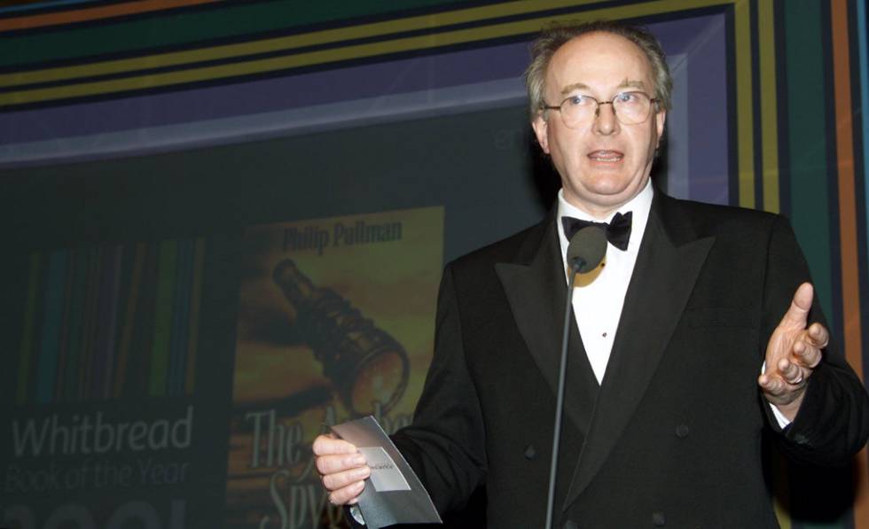 Philip Pullman, durante su discurso tras ganar el premio Whitbread al Libro del Año 2001, en Londres, con un ejemplar de 'El catalejo ámbar' en la mano. La novela fue la última de la trilogía 'Materiales oscuros'. 