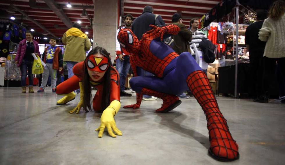 Dos visitantes como Spiderman y Spiderwoman en una edición anterior de Expocómic.