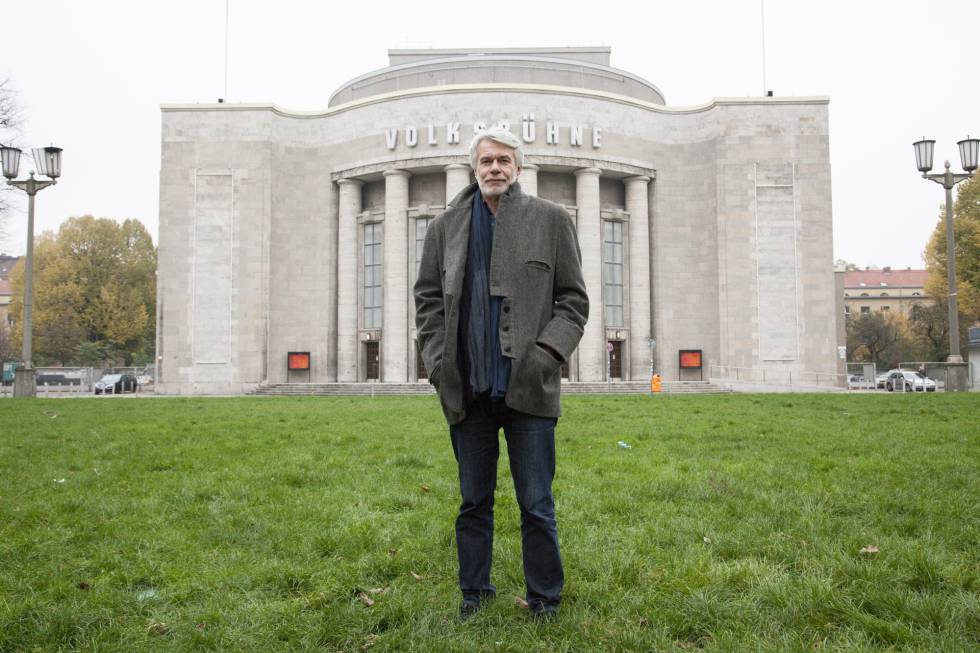 Chris Dercon, el nuevo director del Volksbühne frente al teatro en Berlín.
