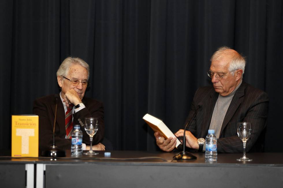 Santos Julia, a la izquierda, y Borell durante la presentacion del libro 'Transición'.