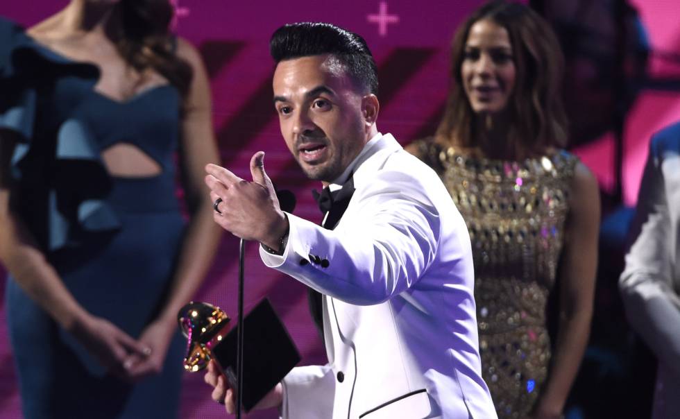 Luis Fonsi recoge el premio a la grabación del año por Despacito, el jueves en Las Vegas.