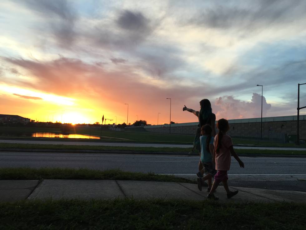 Halley (Bria Vinaite), Moonee (Brooklynn Prince) y Jancey (Valeria Cotto) en una escena de Florida Project.