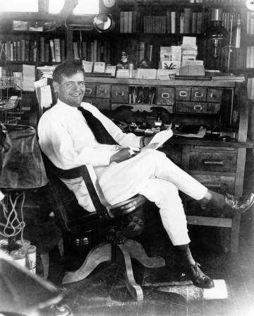 Jack London, en su casa de Glen Ellen, California, en una imagen de archivo.  