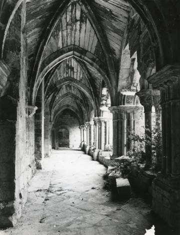 Interior del claustro de Santa María la Real, en los años cincuenta del siglo XX.