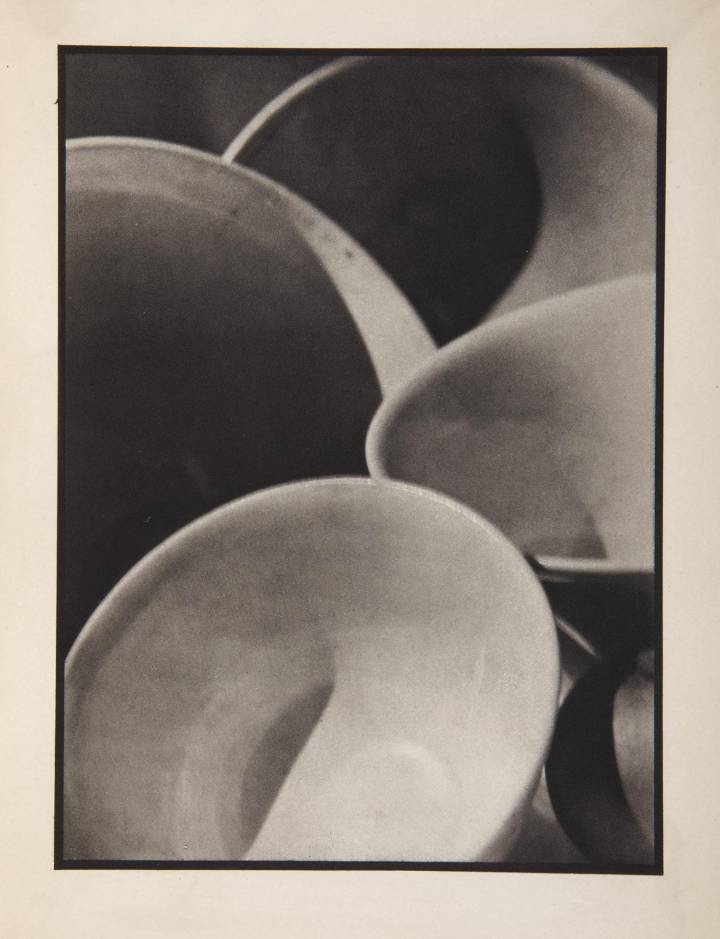 Fotografía 'Cuencos' (1915-1917), de Paul Strand. JOAQUÍN CORTES
