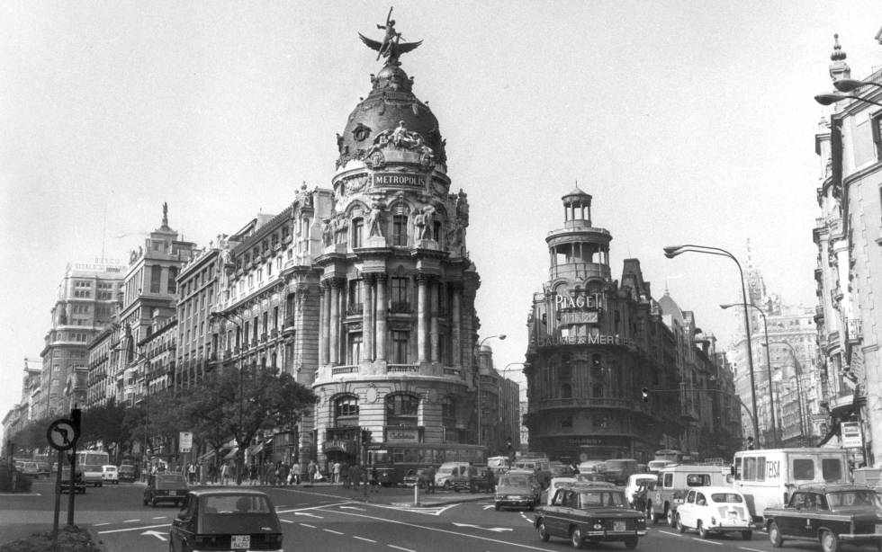 Confluencia de las calles de Alcalá y Gran Vía en 1974.