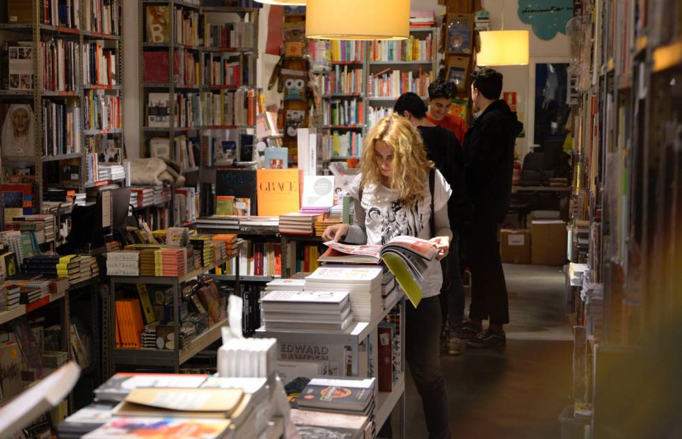 Clientes, hoy jueves, en la librería Panta Rhei, de Madrid.
