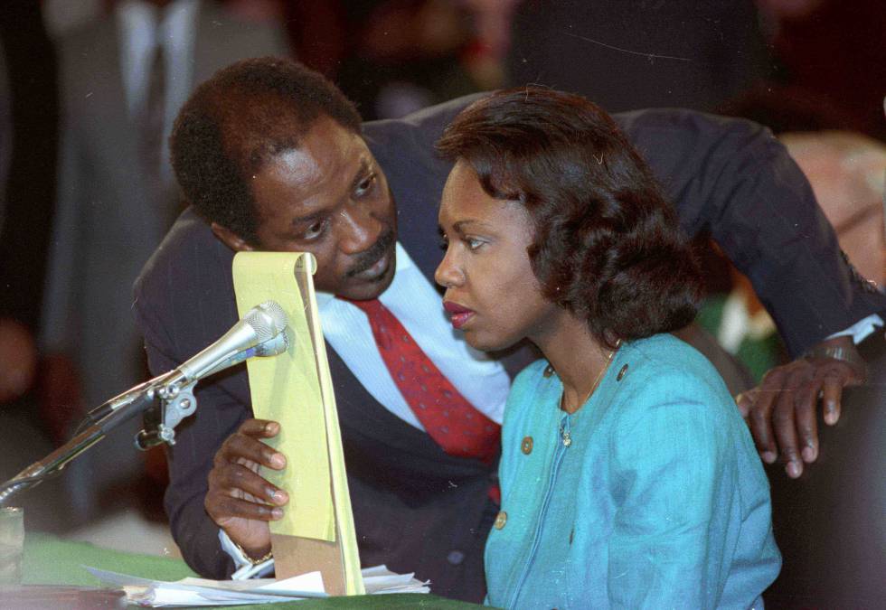 El abogado Charles Ogeltree charla con la profesora de derecho Anita Hill durante su testimonio el 11 de octubre de 1991.