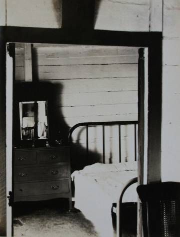 Vista de un dormitorio a través de una puerta, 1933