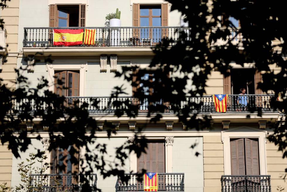 Un edificio en la Gran Vía de les Corts (Barcelona), con las banderas española, senyera y 'estelada'.