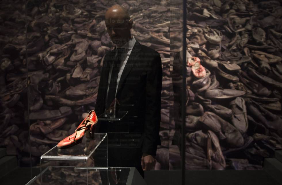 Un visitante mira uno de los miles de zapatos que dejaban las víctimas antes de ser gaseadas.