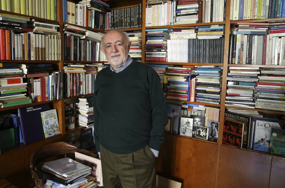 El helenista Carlos García Gual, en su casa de Madrid.
