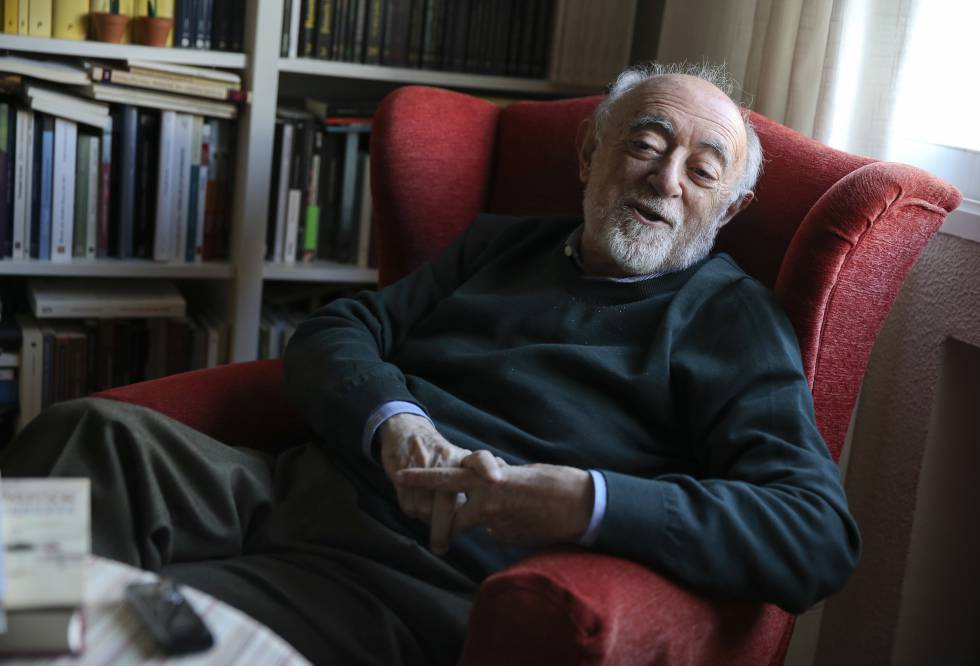Carlos Garcia Gual, durante la entrevista, en su casa de Madrid.