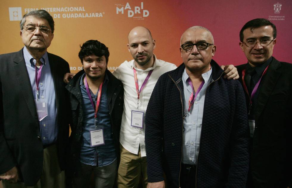 De izquierda a derecha, los escritores Sergio Ramírez, Mario Martz, Giovani Rodríguez, Erick Blandón y Luis Diego Guillen, en la Feria Internacional del Libro de Guadalajara.