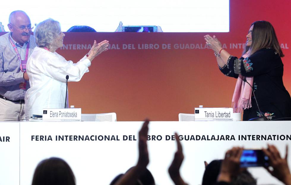 Los escritores Benito Taibo (izquierda) y Elena Poniatowska aplauden a la cantante Tania Libertad (derecha) tras interpretar esta piezas del cancionero preferido de García Márquez, en la Feria Internacional del Libro, en Guadalajara.