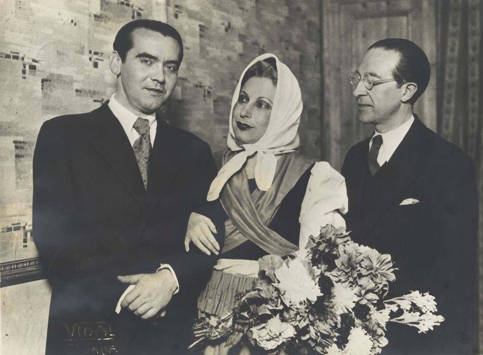 Federico García Lorca con la actriz Margarita Xirgu y el dramaturgo Cipriano Rivas Cherif, en el Teatro Español, de Madrid, en 1931.