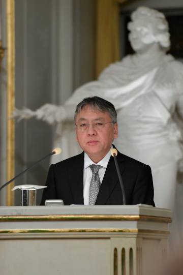 El premio Nobel de Literatura, Kazuo Ishiguro, ofrece una rueda de prensa tras la lectura de su discurso de aceptación.