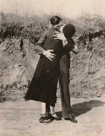 O beijo de Bonnie e Clyde, exposto em Dallas (Texas).