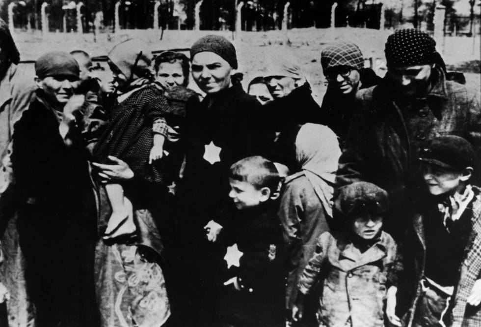 Mujeres y niños judíos, en la entrada de Auschwitz en 1943.