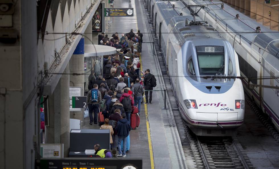 Viajeros en la estación de Santa Justa en Sevilla a punto de coger un AVE.