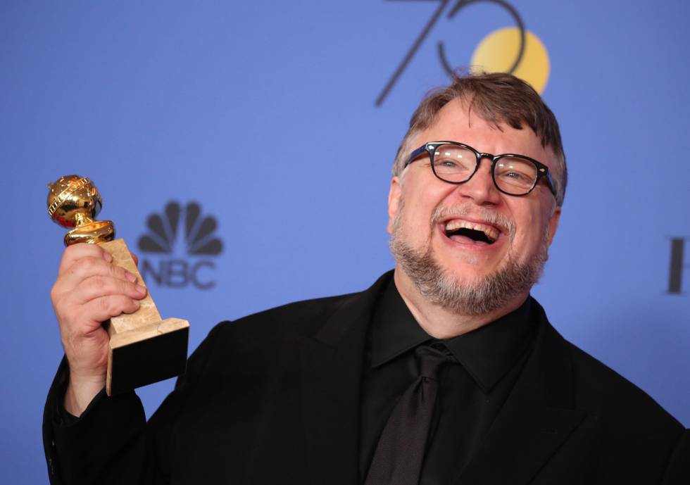 Guillermo del Toro, con el Globo de Oro al mejor director.