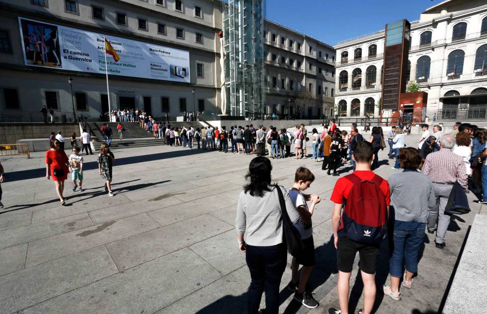 Cola de visitantes en el Museo Reina Sofía, de Madrid.rn 