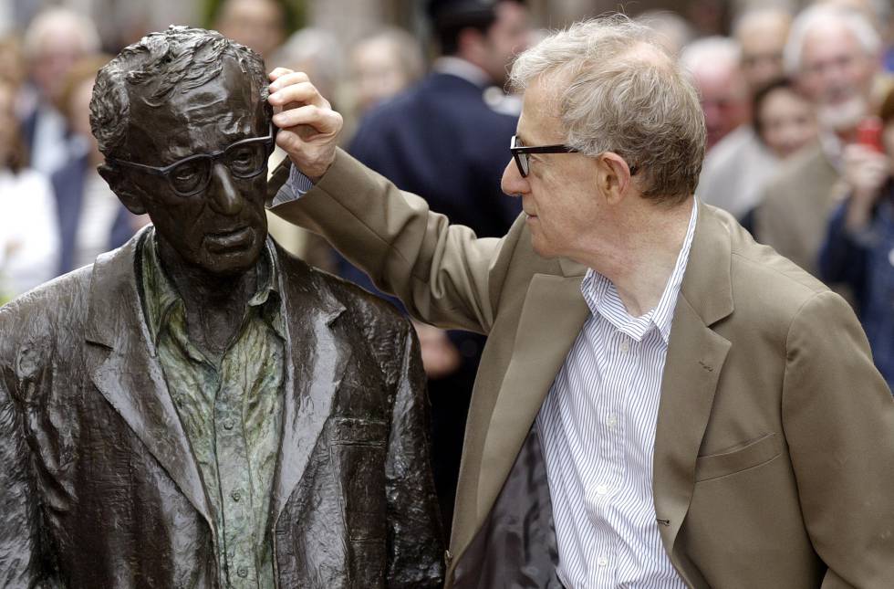 Woody Allen observa su estatua en Oviedo el 15 de mayo de 2005.