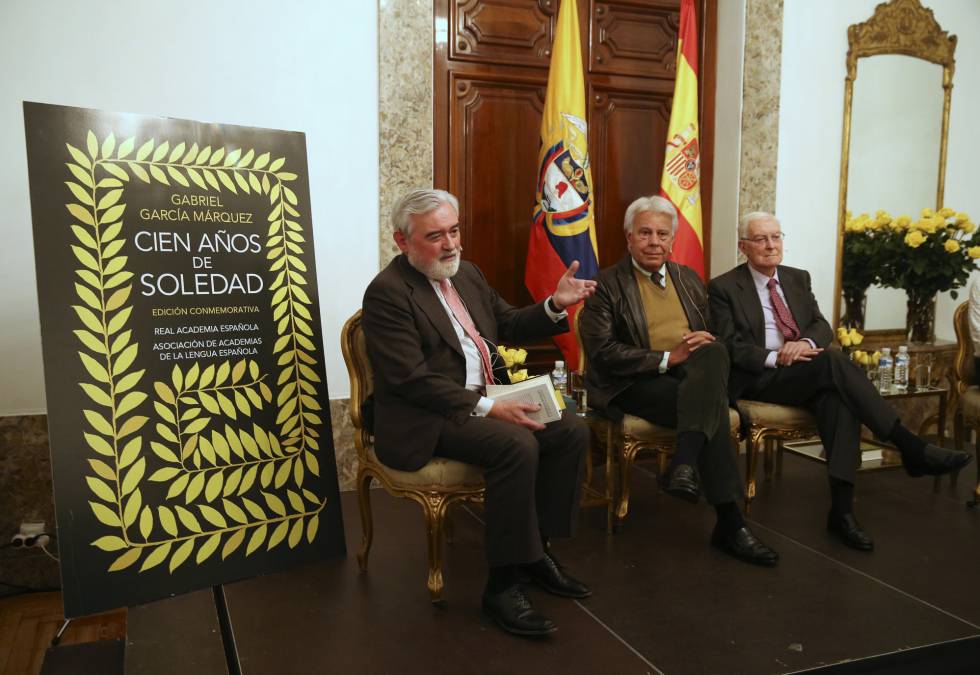 Desde la izquierda, Darío Villanueva, Felipe González y Víctor García de la Concha, en la presentanción. 