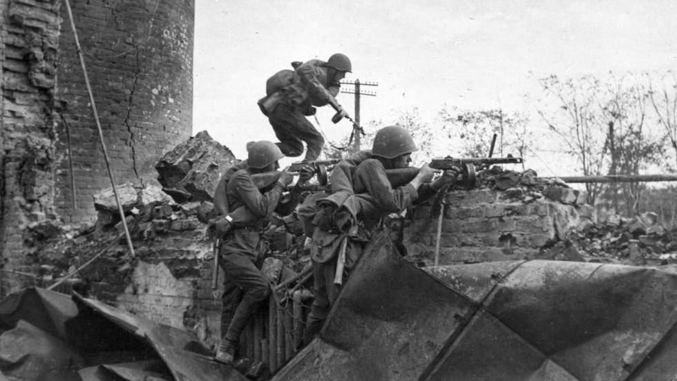 Soldados soviéticos combaten en las calles de Stalingrado