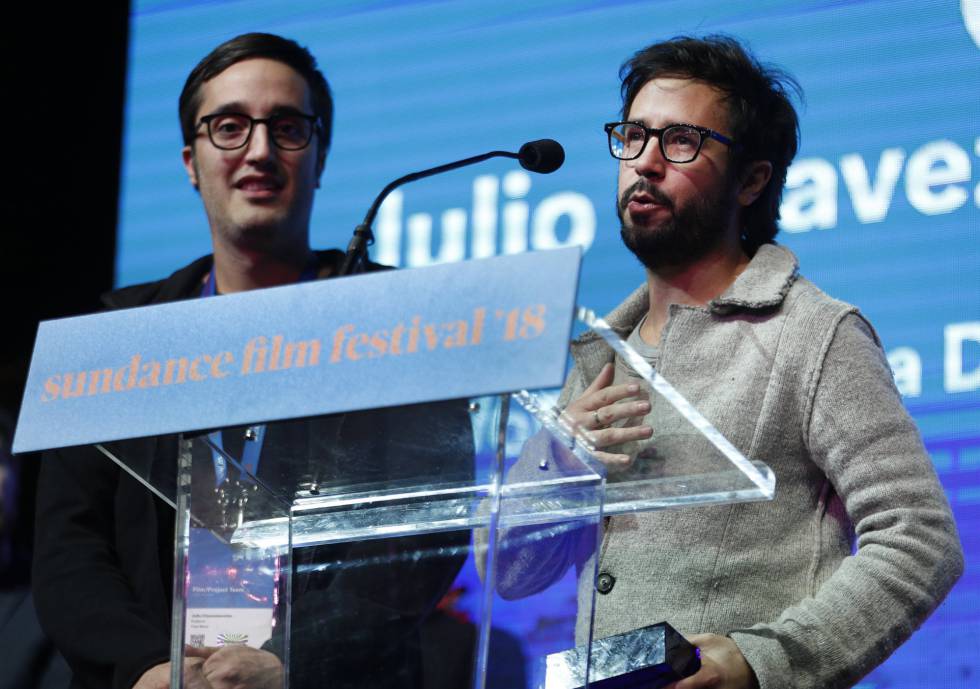 El director Sebastián Hofmann y el coguionista Julio Chavezmontes reciben el premio en Sundance.