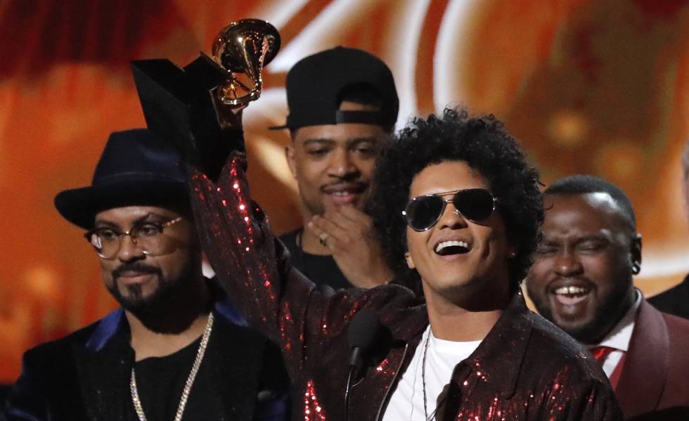 Bruno Mars, con el premio Grammy al disco del año.