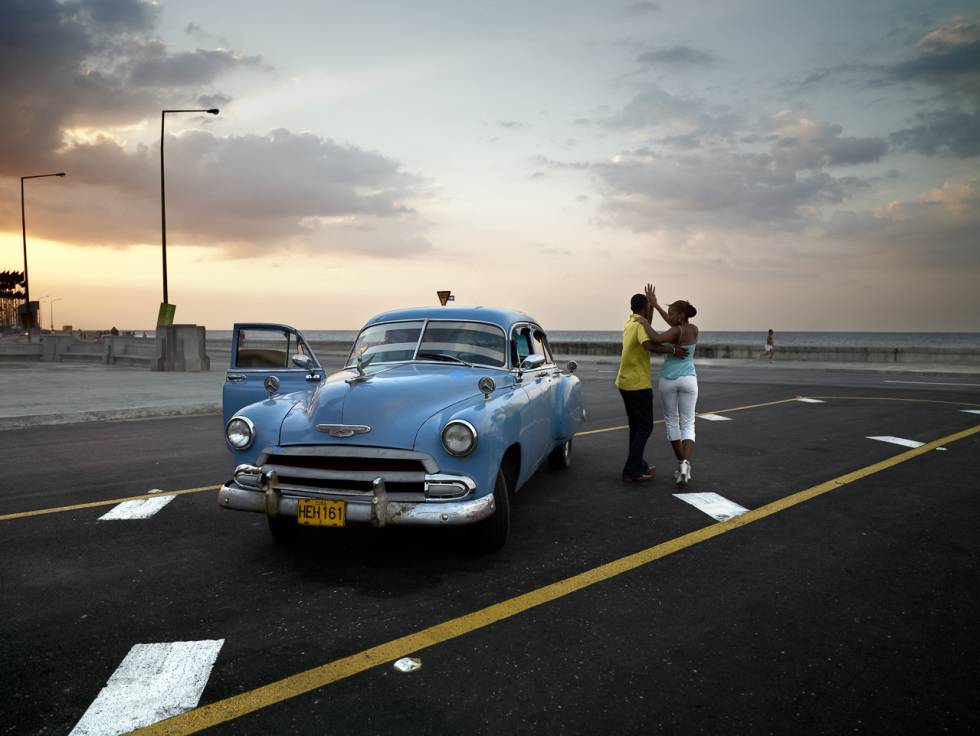 'Chevy azul y pareja bailando' (2006), La Habana.