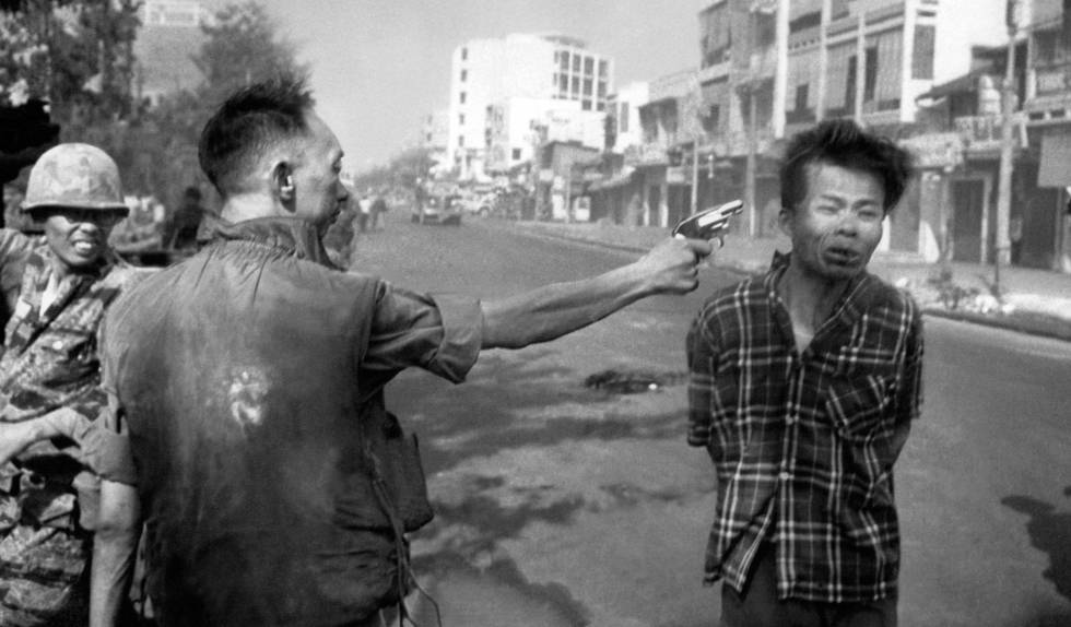 Un policía ejecuta en Saigón en plena calle a un vietcong preso.