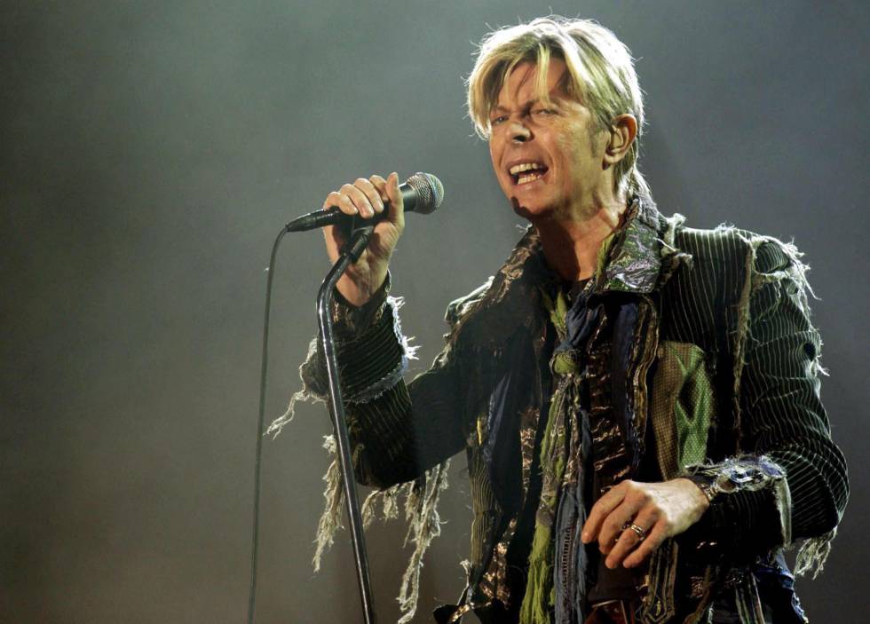 David Bowie actuando en el Tíbet en 2004.