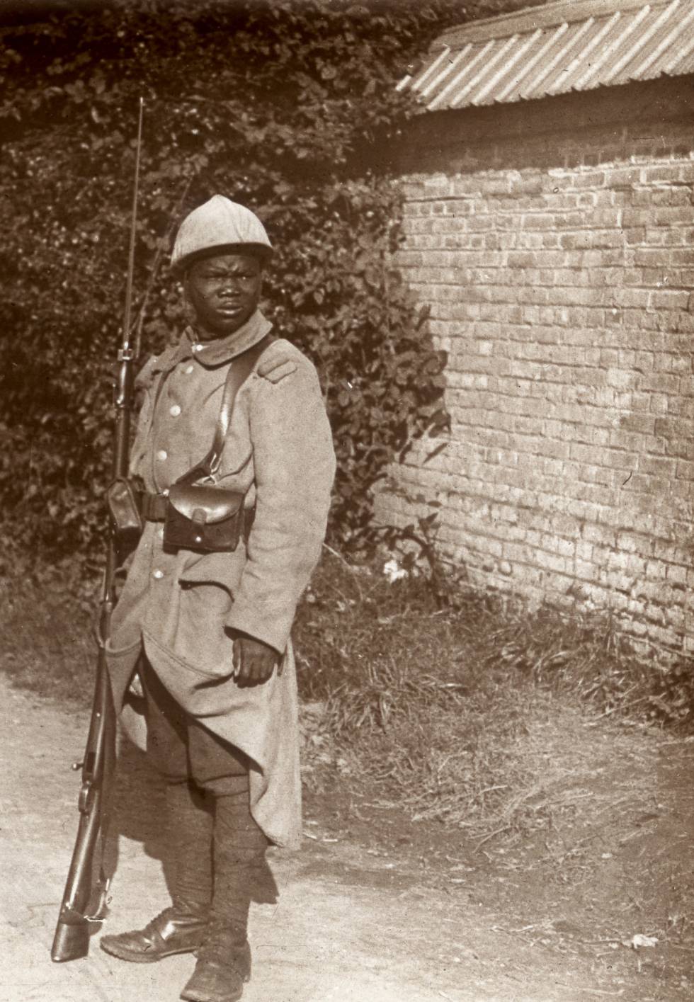 Un soldado senegalÃ©s durante la Primera Guerra Mundial, en Francia. 