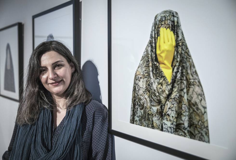 La fotógrafa iraní Shadi Ghadirian junto a una de sus obras en el Centre del Carme de Valencia.