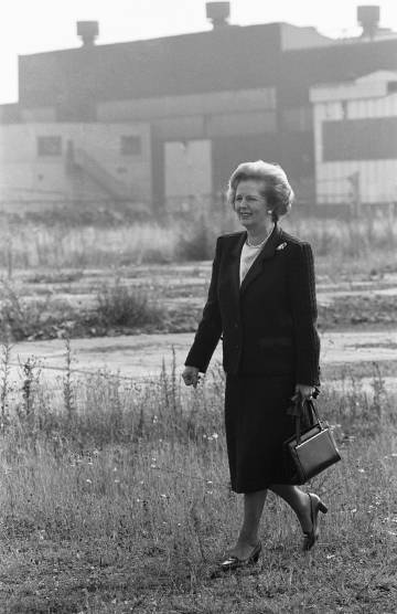 Margaret Thatcher, con su característico bolso.