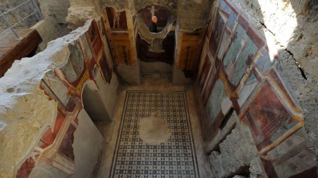 Mosaicos y frescos de la casa Criptoporticus.
