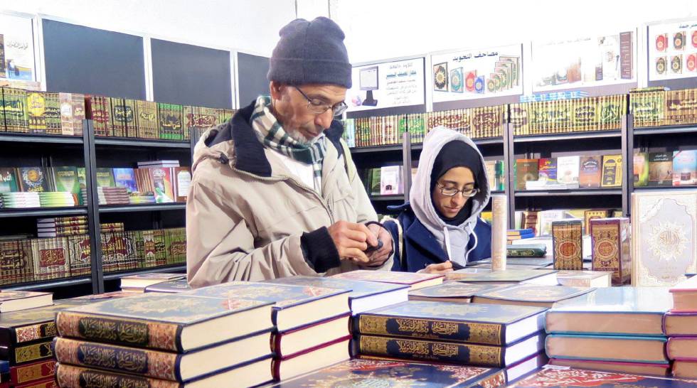 Dos personas ojean libros en la 24º edición del Salón Internacional de Libro de Casablanca.