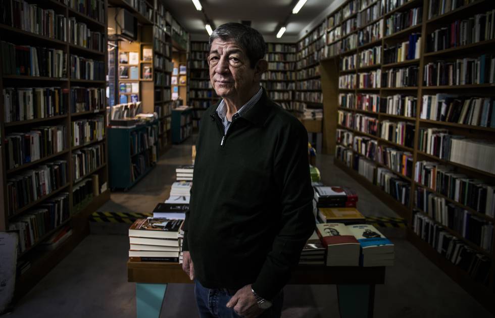 El editor Chus Visor, en la librería de su editorial en Madrid.