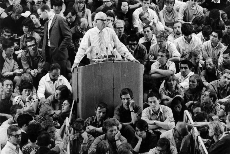 Herbert Marcuse, en un acto en la Universidad Libre de Berlín en 1967.