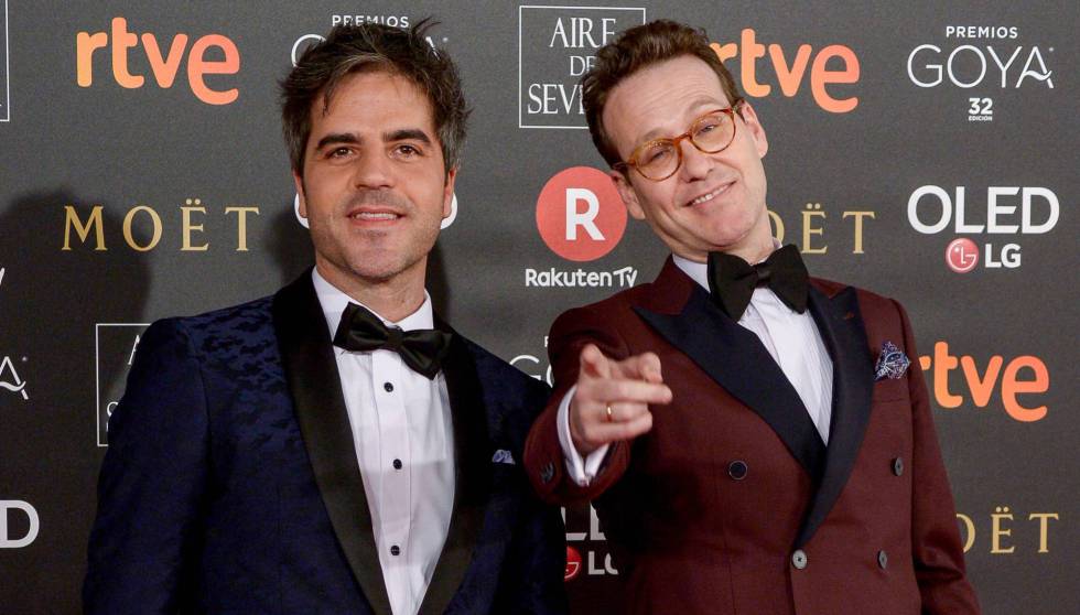 Los cómicos Ernesto Sevilla y Joaquin Reyes antes de comenzar la gala de los Premios Goya 2018. 