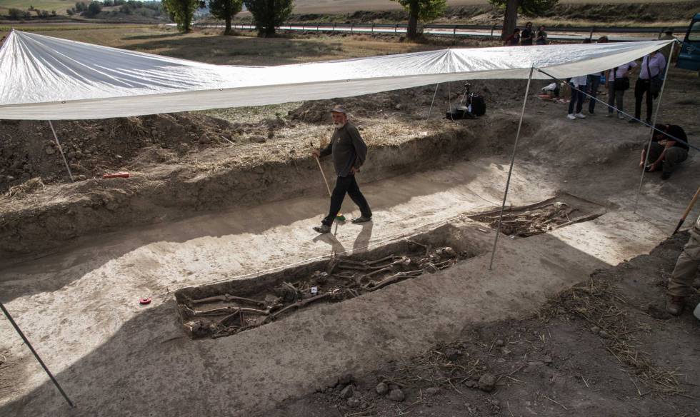 Francisco Etxeberria, durante los trabajos de exhumación en Cobertelada (Soria).