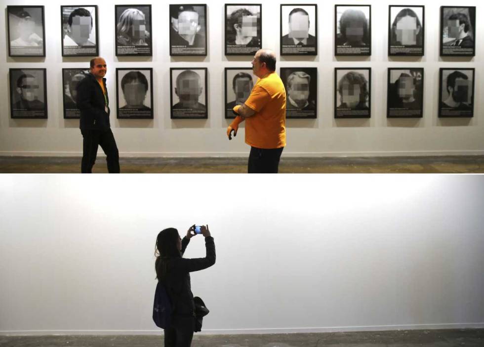 Arriba, la obra 'Presos políticos en la España contemporánea', de Santiago Sierra, en Arco. Abajo, pared en la que estaba colgada.