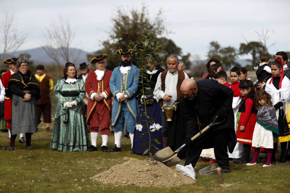 Vecinos de Villanueva de la Sierra (Cáceres), vestidos de época, celebran ayer la fiesta del árbol.