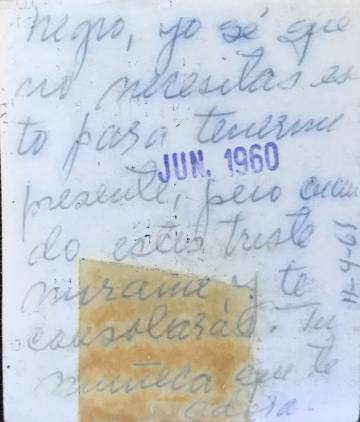 En el reverso de la foto de arriba, Cruz le escribió una nota a su esposo al que llama Adonis negro; ella firma como Muñeca.