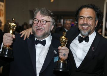 Guillermo del Toro y Alejandro González-Iñárritu, en el Baile de los Gobernadores tras los Oscar.