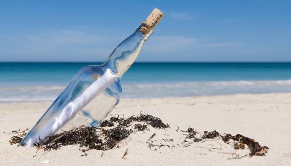 Un mensaje dentro de una botella en una playa, en una imagen de archivo.