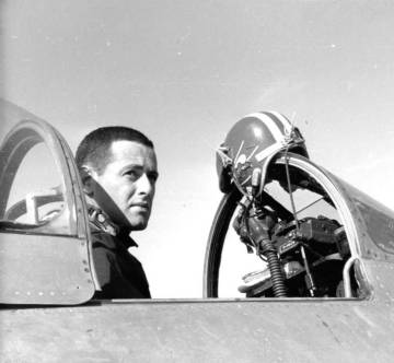 James Salter, durante su época de piloto militar.