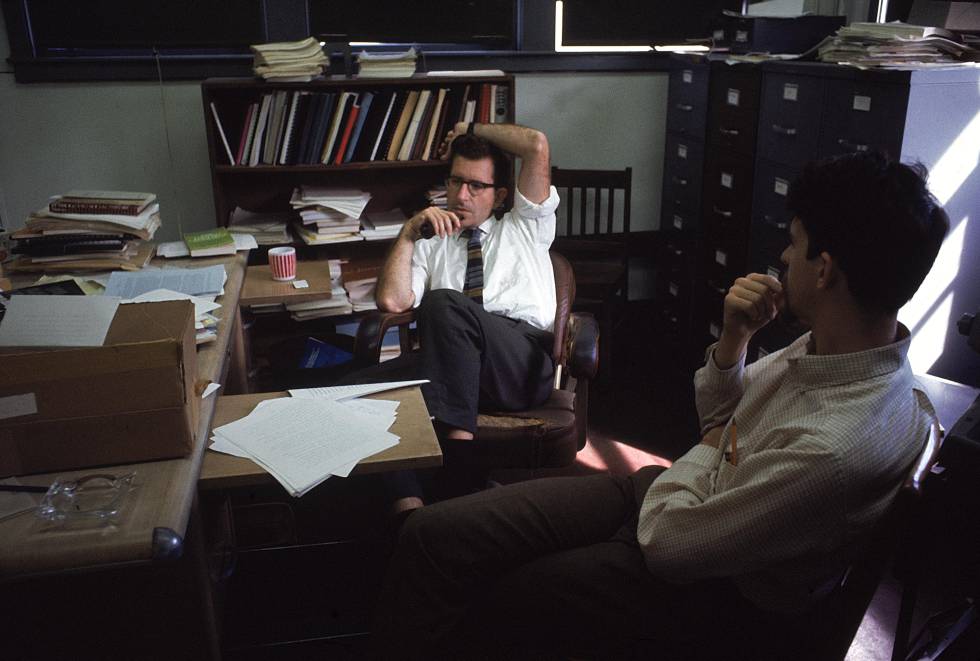 Noam Chomsky (izquierda) en 1967 en su despacho del MIT (Instituto Tecnológico de Massachusetts) con un estudiante.
